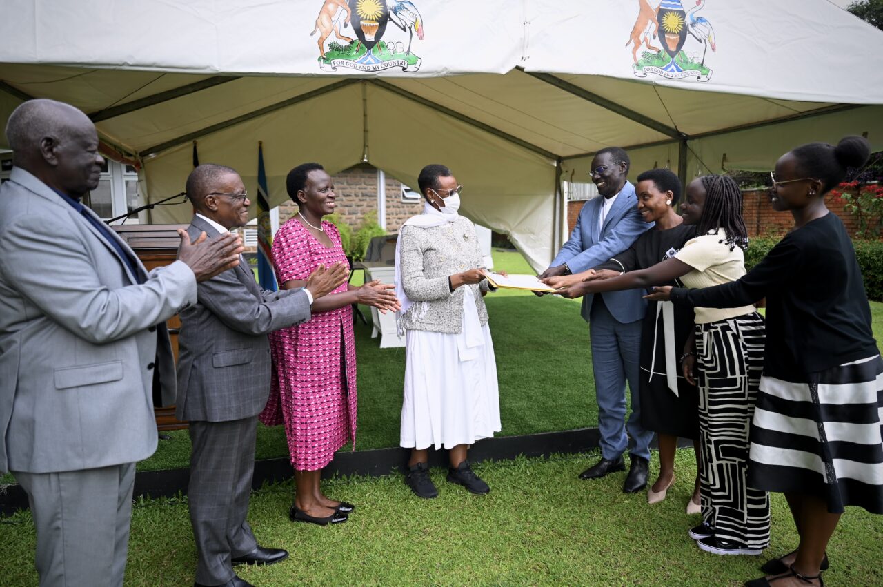 Govt gets title for Bunyoro University land
